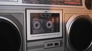 Teypte kaset oynatılıyor. Yakın plan. Güvertede çalan ve döndüren şeffaf ses kaseti. Eski retro kaydediciyle klasik ses kaydı. Kaydı ara. Ses kaydı oynatıcısı, Macro