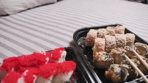Rolos Sushi Recipiente Plástico Está Uma Cama Casal Noite Romântica — Vídeo de Stock