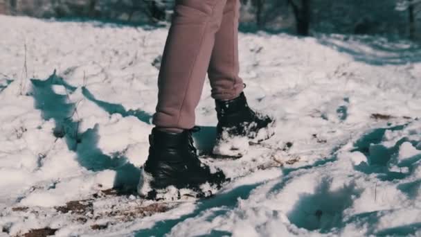 Patas Femeninas Con Zapatos Invierno Pasando Por Una Pasarela Cubierta — Vídeos de Stock