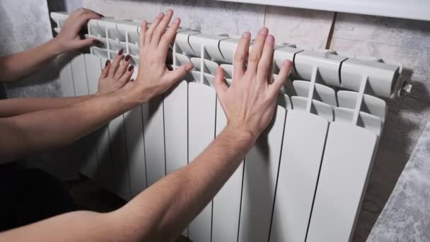 Handen Worden Verwarmd Door Radiatoren Verwarmen Bevroren Mannelijke Vrouwelijke Handen — Stockvideo
