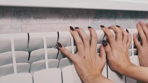 Een Paar Verwarmt Handen Verwarming Radiator Door Muur Bevroren Mannelijke — Stockvideo