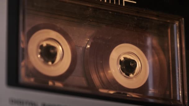 Воспроизведение Аудиокассеты Винтажном Магнитофоне Проигрыватель Проигрывателей Проигрывает Старые Прозрачные Аудиокассеты — стоковое видео
