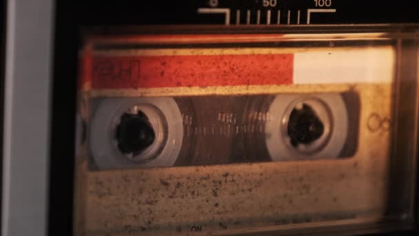 Ljudkassett Uppspelning Vintage Bandspelare Skivspelare Spelar Gammal Gul Ljudkassett Närbild — Stockvideo