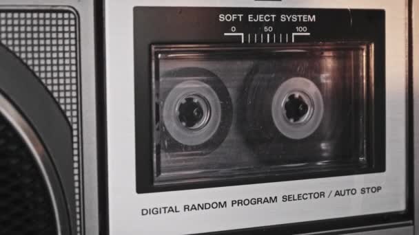 Audiokassetten Wiedergabe Retro Tonbandgerät Plattenspieler Der Alte Transparente Audiokassetten Großaufnahme — Stockvideo
