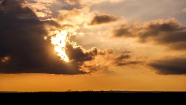 Turuncu Bulutların Arasından Gökyüzünde Güneş Işınlarıyla Dramatik Günbatımının Zamanı Büyük — Stok video