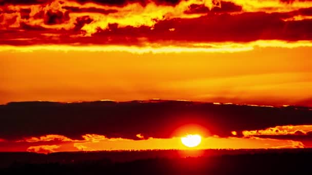 Čas Dramatického Západu Slunce Přes Bouřkové Mraky Oranžové Obloze Nad — Stock video