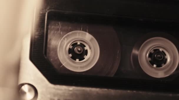 留声机中的盒式磁带回放 在摇曳的烛光中播放一个旧的透明盒式磁带的唱机 老式磁带卷轴在甲板上旋转 呼叫录音 — 图库视频影像