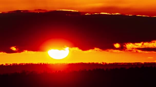 Timelapse Dramatycznego Zachodu Słońca Przez Chmury Burzowe Pomarańczowym Niebie Nad — Wideo stockowe