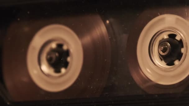 Kazeta Přehrává Magnetofonu Měkkém Blikajícím Světle Zblízka Transparentní Audiokazeta Palubě — Stock video