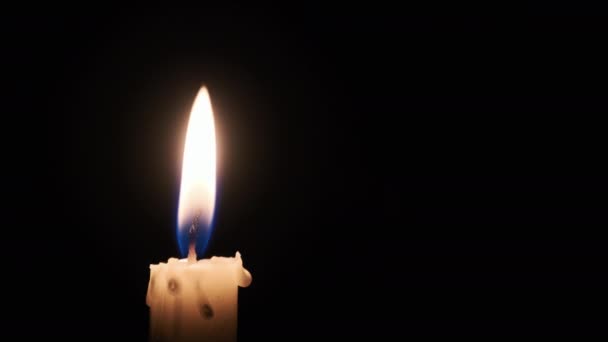 Одна Свічка Запалюється Чорному Тлі Покриття Жовтого Мерехтливого Полум Освітлює — стокове відео