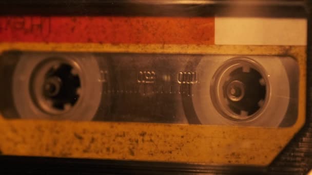 Audiokassettuppspelning Retrobandspelare Skivspelare Spelar Gammal Gul Ljudkassett Flimrande Levande Ljus — Stockvideo