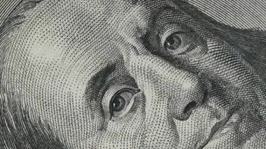 100 $'lık banknot yakın çekim yap. Benjamin Franklin portresiyle yüz dolarlık banknotu döndürmenin uç noktası. Nakit para geçmişi. Amerikan doları nakitinin detaylı görüntüsü. İş, yatırım