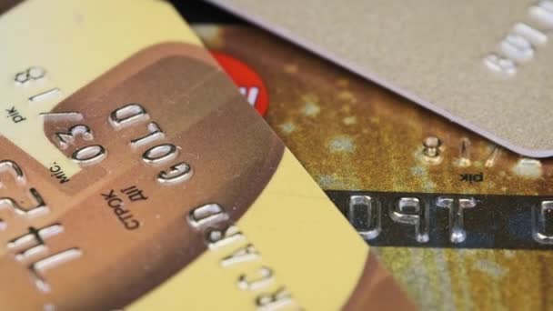 Betalkort Roterar Närbild Gyllene Kreditkort Med Chip Och Nummer Plast — Stockvideo