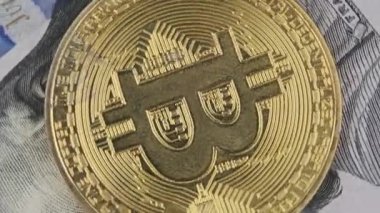 Bitcoin 'in altın sikkesi dolarların arka planına yakın plan çekimde döner. Kripto para birimi sembolü. Kripto para ve fiat para kavramı yatırım, BTC, Bit Coin, Blockchain teknolojisi. 4K