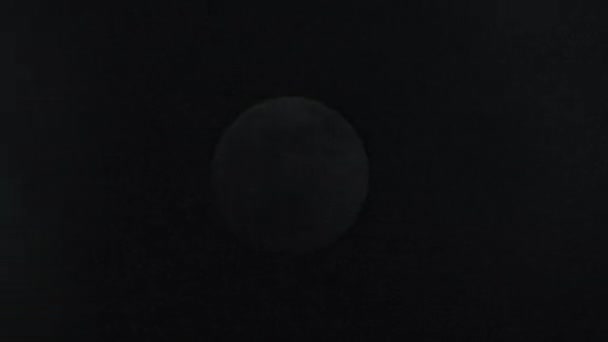 夜空中的满月在乌云中闪耀 神秘的月光 真正的黑暗之云在明亮的月亮前掠过 乌云和月亮 — 图库视频影像