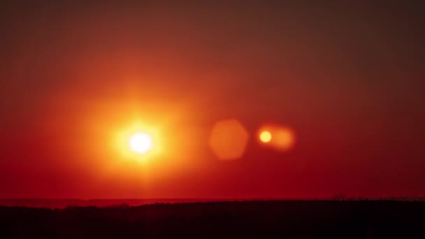 Timelapse Του Ηλιοβασιλέματος Φακό Φωτοβολίδα Στον Πορτοκαλί Ουρανό Πάνω Από — Αρχείο Βίντεο