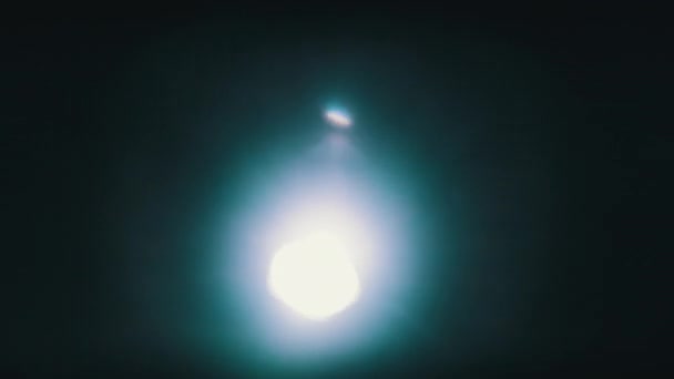 Siyah Arkaplanda Kameraya Doğrultulmuş Parlak Bir Fenerinin Işığı Işığın Bir — Stok video