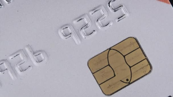 信用卡旋转得很近 塑料银行卡在宏观上旋转 网上购物和零售购物的支付方法 带芯片和塑料数字的借记卡 概念货币 — 图库视频影像