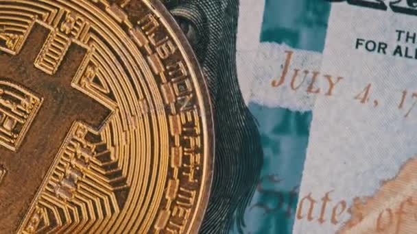 Bitcoinはドルの背景を背景にクローズアップを回転させます 暗号通貨のゴールドシンボル 暗号通貨とフラットマネー Btc ビットコイン ブロックチェーン技術の概念 — ストック動画