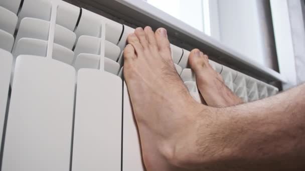 Maschio Piedi Nudi Cercare Mantenere Caldo Toccando Radiatore Riscaldamento Casa — Video Stock