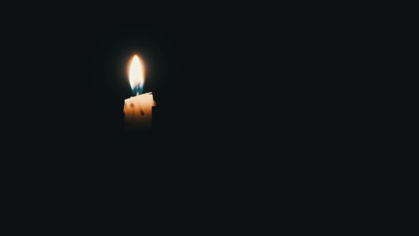 Einzelne Kerzen Brennen Auf Schwarzem Hintergrund Die Nahaufnahme Einer Gelb — Stockvideo