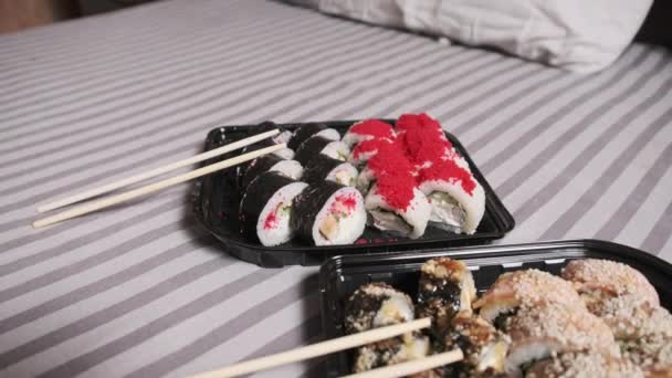 Sushi Rollen Een Plastic Container Ligt Een Tweepersoonsbed Romantische Avond — Stockvideo
