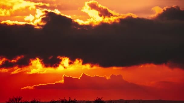 Timelapse Dramático Atardecer Con Rayos Sol Cielo Través Nubes Anaranjadas — Vídeos de Stock