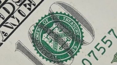 Yüz dolarlık banknotun bir parçası yakın plan çekiliyor. 100 Amerikan banknotu aşırı makroda dönüyor. Nakit para geçmişi. Yüksek çözünürlüklü USD para birimi görüntüsü. İş, yatırım, fiat para, finans