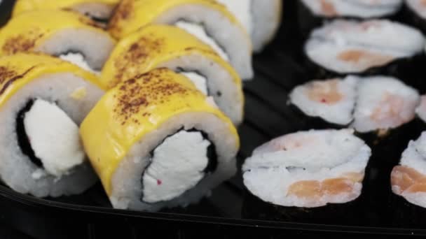 Japanese Sushi Rolls Plastic Box Rotating Close Takeaway Fresh Sushi — Vídeo de Stock