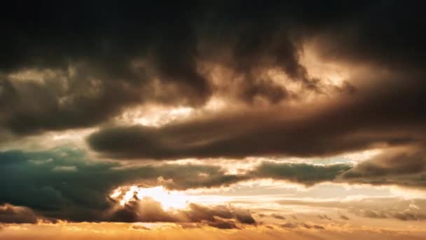 Timelapse Tramonto Drammatico Attraverso Nuvole Tempesta Nel Cielo Arancione Sopra — Video Stock