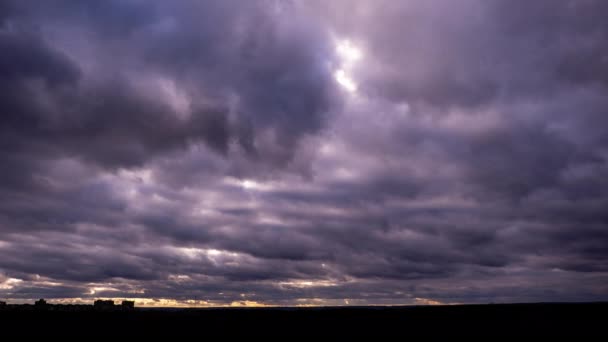 黄昏时分 乌云在天空中移动 冬季多云的空间 黑暗的戏剧性的云彩改变了形状 大气背景 时间流逝 天气的变化 复制空间 — 图库视频影像