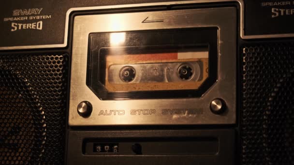Audio Cassette Afspelen Een Vintage Tape Recorder Platenspeler Speelt Oude — Stockvideo