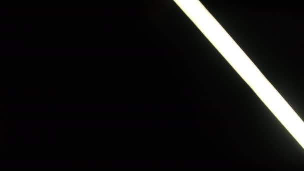 Біла Флуоресцентна Паличка Рухається Боку Бік Чорному Тлі Яскравий Білий — стокове відео