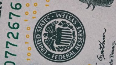 Yüz dolarlık banknotun bir parçası yakın plan çekiliyor. 100 Amerikan banknotu aşırı makroda dönüyor. Nakit para geçmişi. Yüksek çözünürlüklü USD para birimi görüntüsü. İş, yatırım, fiat para, finans
