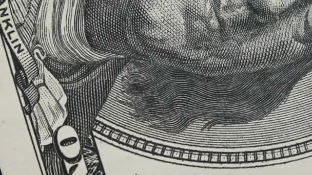100美元钞票在近处旋转 极端宏观的旋转100美元钞票与本杰明富兰克林肖像 现金背景 美元现钞明细表 — 图库视频影像
