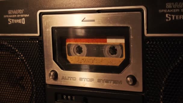 カセットは 柔らかいちらつきのキャンドルライト クローズアップでテープレコーダーで再生されます デッキの黄色いオーディオカセットが回転します 古いレトロなレコーダーでヴィンテージサウンドレコーディング オーディオカセット再生 — ストック動画