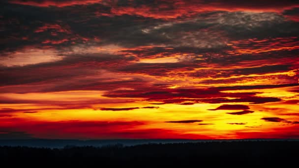 Waktu Matahari Terbenam Dramatis Melalui Awan Lembut Langit Oranye Atas — Stok Video