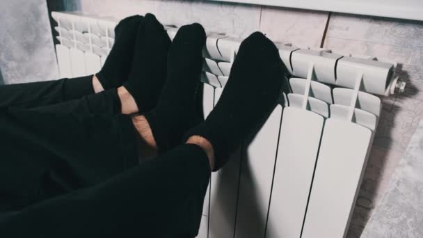 Заморожені Ноги Шкарпетках Нагріваються Опалювальному Радіаторі Біля Стіни Чоловічі Жіночі — стокове відео