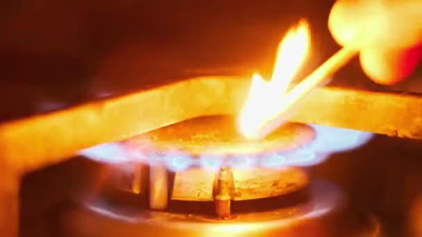 Зажги Газ Плите Спичкой Крупным Планом Ручное Зажигание Газовой Горелки — стоковое видео