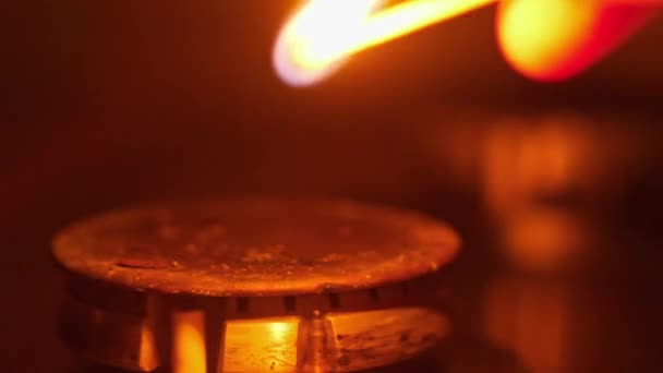 Зажгите Газ Плите Спичкой Замедленной Съемке Крупным Планом Ручное Зажигание — стоковое видео