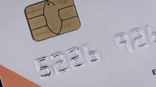 借记卡旋转特写 信用卡与芯片和数字塑料 塑料银行卡在宏观上旋转 网上购物和零售购物的支付方法 概念货币 — 图库视频影像