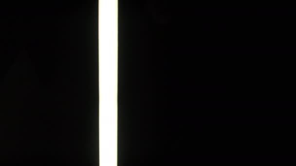 Neon Led Zwaard Beweegt Van Links Naar Rechts Een Zwarte — Stockvideo