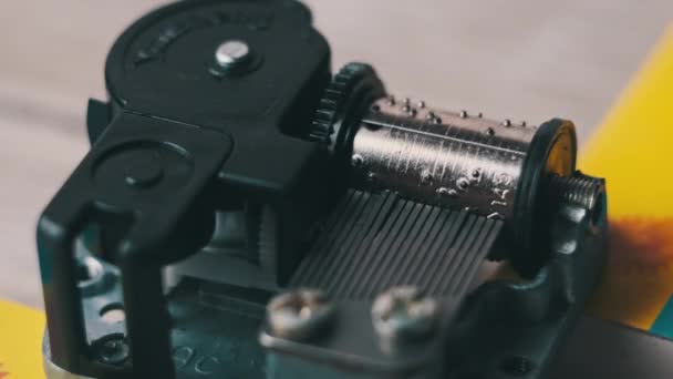 Old Music Box Mechanism Spinning Cylinder Cogs Macro Retro Music — Vídeo de Stock