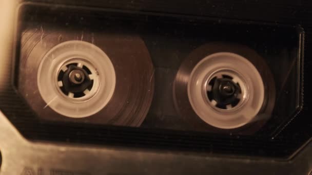 Audiocassette Afspelen Een Retro Tape Recorder Platenspeler Die Een Oude — Stockvideo