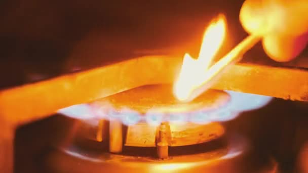 用火柴棒点燃炉子上的气体 家庭厨房的燃气燃烧器手动点火 燃烧着蓝色的天然气火焰 燃烧器操作 炉子上的火 — 图库视频影像