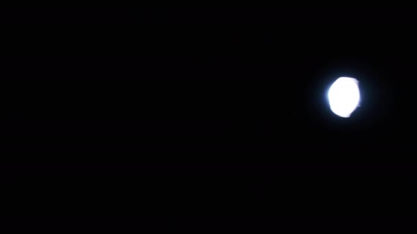 Fenerinin Işığı Siyah Bir Arkaplanda Kameraya Yansıyor Parlak Işığın Kamera — Stok video