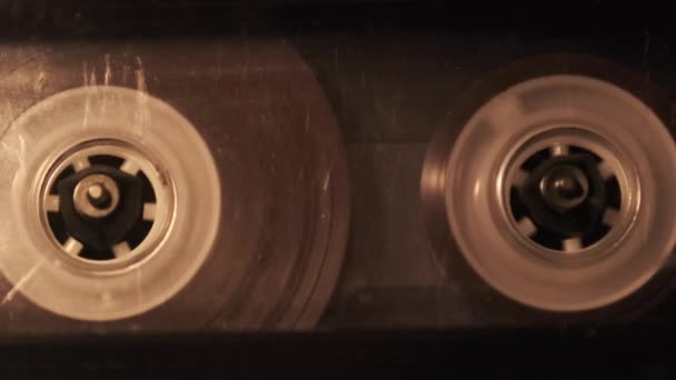 Audiokassettuppspelning Retrobandspelare Skivspelare Spelar Gammal Transparent Ljudkassett Flimrande Levande Ljus — Stockvideo