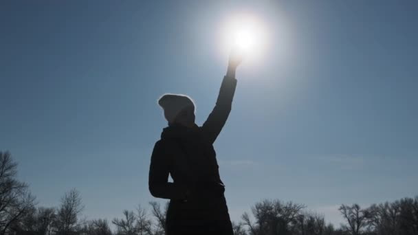 Mulher Tenta Pegar Sinal Móvel Segurando Seu Smartphone Contra Sol — Vídeo de Stock