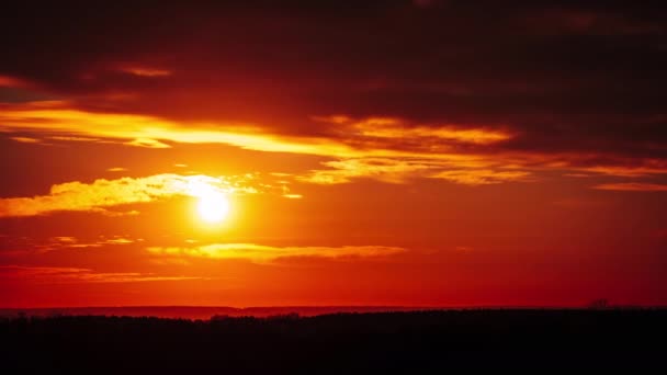 Timelapse Dramático Atardecer Través Nubes Suaves Cielo Naranja Sobre Horizonte — Vídeos de Stock