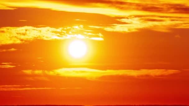Ufuktaki Turuncu Gökyüzünde Yumuşak Bulutlar Arasında Dramatik Bir Gün Batımı — Stok video